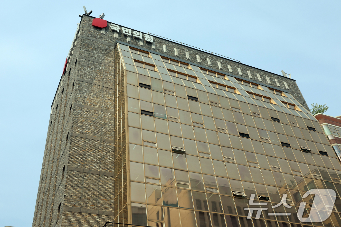 (서울=뉴스1) 황기선 기자 = 13일 오전 서울 영등포구 여의도 국민의힘 당사에 김문수 제21대 대통령 후보의 대형 현수막이 설치되지 않고 비어 있다. 2025.5.13/뉴스1