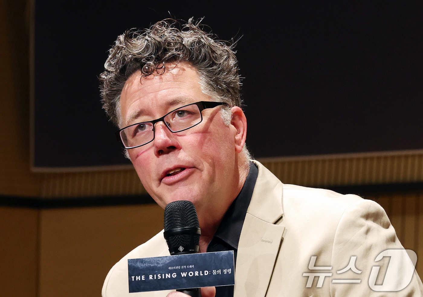 (서울=뉴스1) 이동해 기자 = 지휘를 맡은 스티븐 오즈굿이 13일 서울 서초구 예술의전당 음악당 인춘아트홀에서 열린 오페라 '물의 정령' 기자간담회에서 인사말을 하고 있다. 20 …