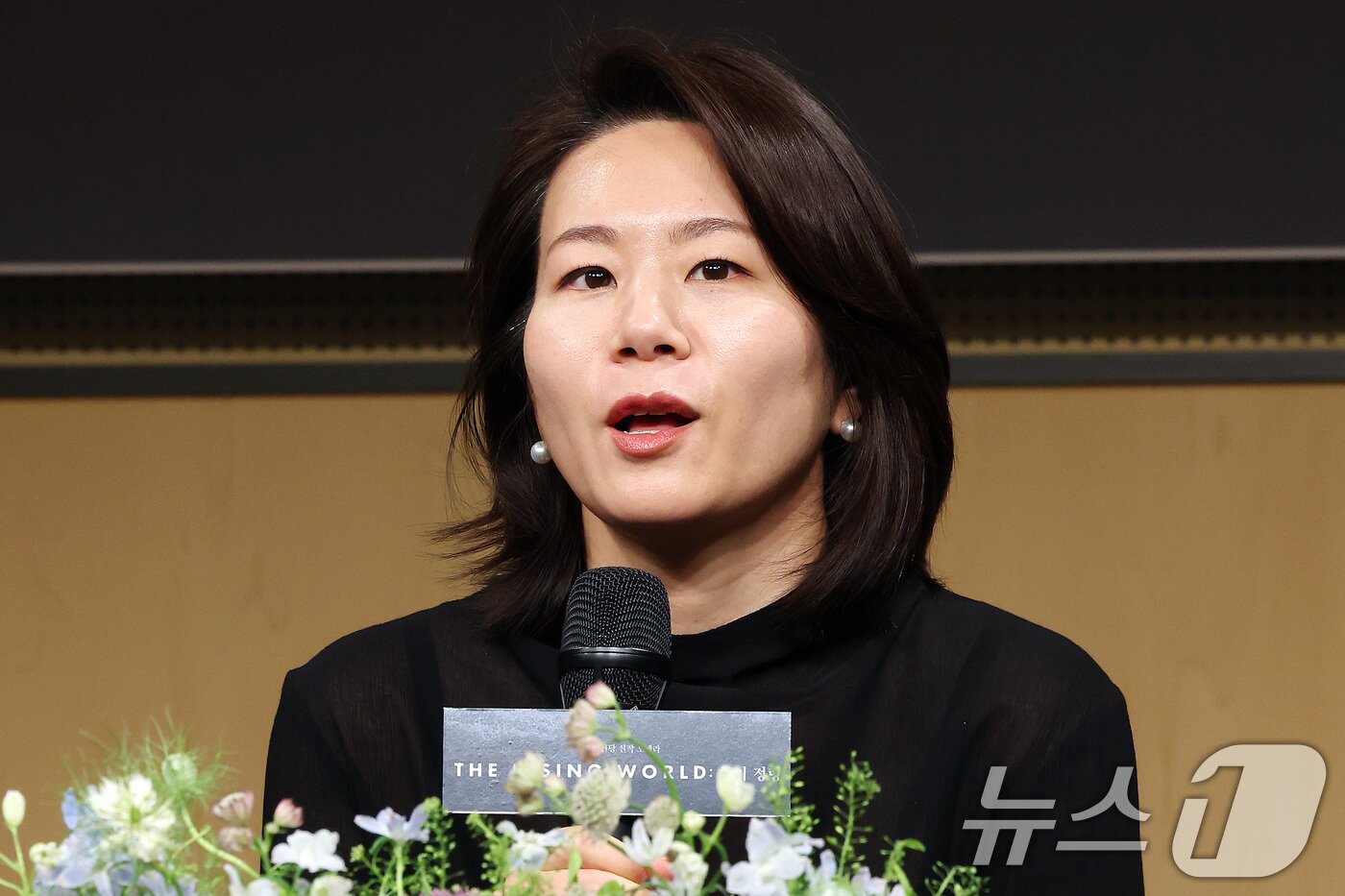 본문 이미지 - '장인'역을 맡은 메조소프라노 김정미가 13일 서울 서초구 예술의전당 음악당 인춘아트홀에서 열린 오페라 '물의 정령' 기자간담회에서 인사말을 하고 있다. 2025.5.13/뉴스1 ⓒ News1 이동해 기자