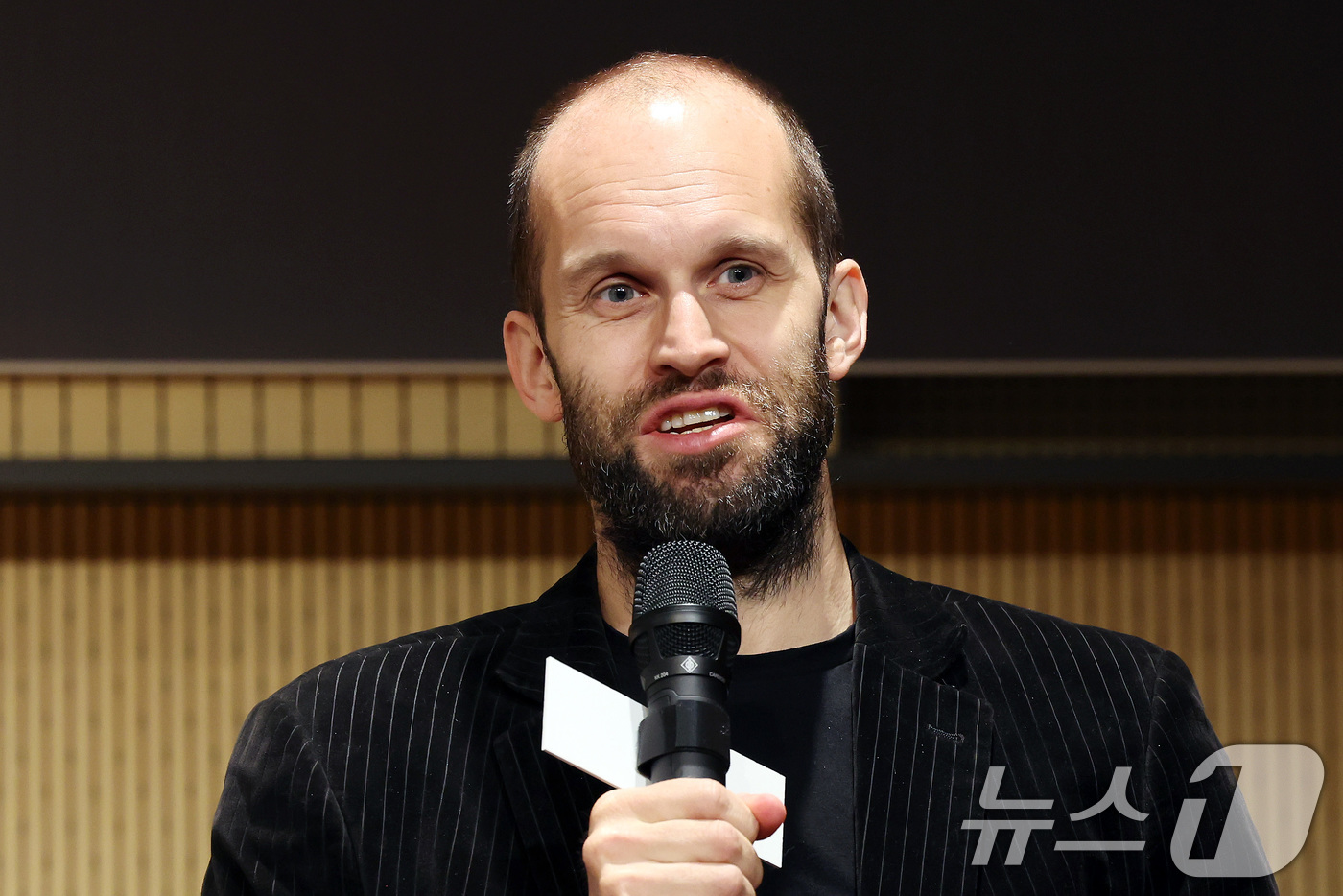 (서울=뉴스1) 이동해 기자 = '왕'역을 맡은 베이스바리톤 애슐리 리치가 13일 서울 서초구 예술의전당 음악당 인춘아트홀에서 열린 오페라 '물의 정령' 기자간담회에서 인사말을 하 …