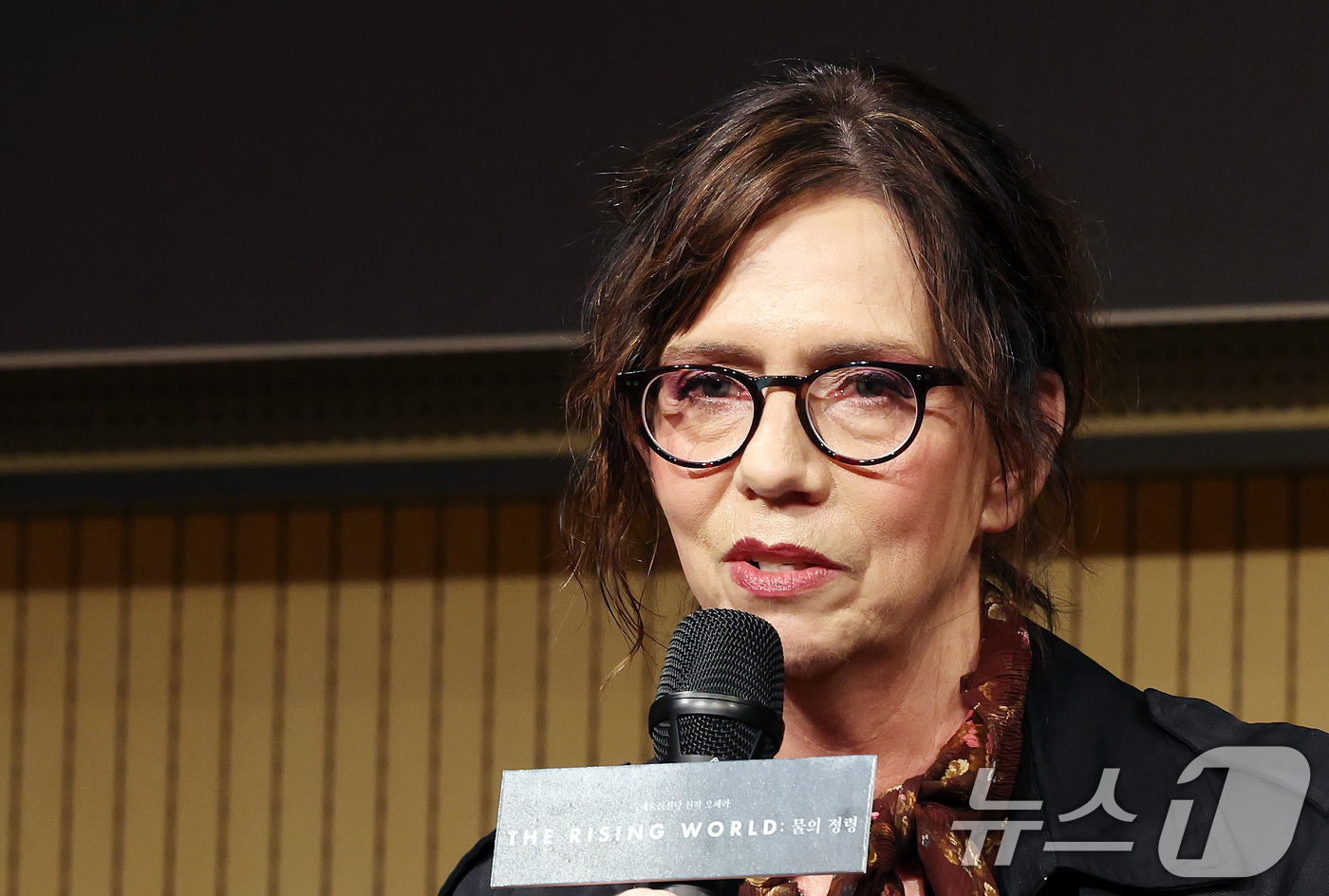 (서울=뉴스1) 이동해 기자 = 작곡을 맡은 메리 핀스터러가 13일 서울 서초구 예술의전당 음악당 인춘아트홀에서 열린 오페라 '물의 정령' 기자간담회에서 인사말을 하고 있다. 20 …