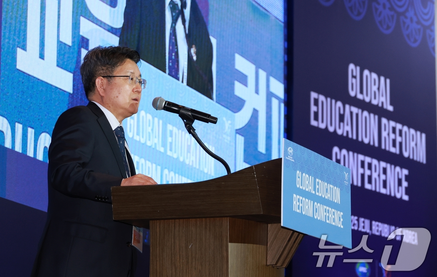 (서울=뉴스1) = 오석환 교육부 차관이 13일 제주 서귀포시 제주국제컨벤션센터에서 아시아태평양경제협력체(APEC) 2025 교육장관회의 공식 부대 행사로 열린 '글로벌 교육개혁 …