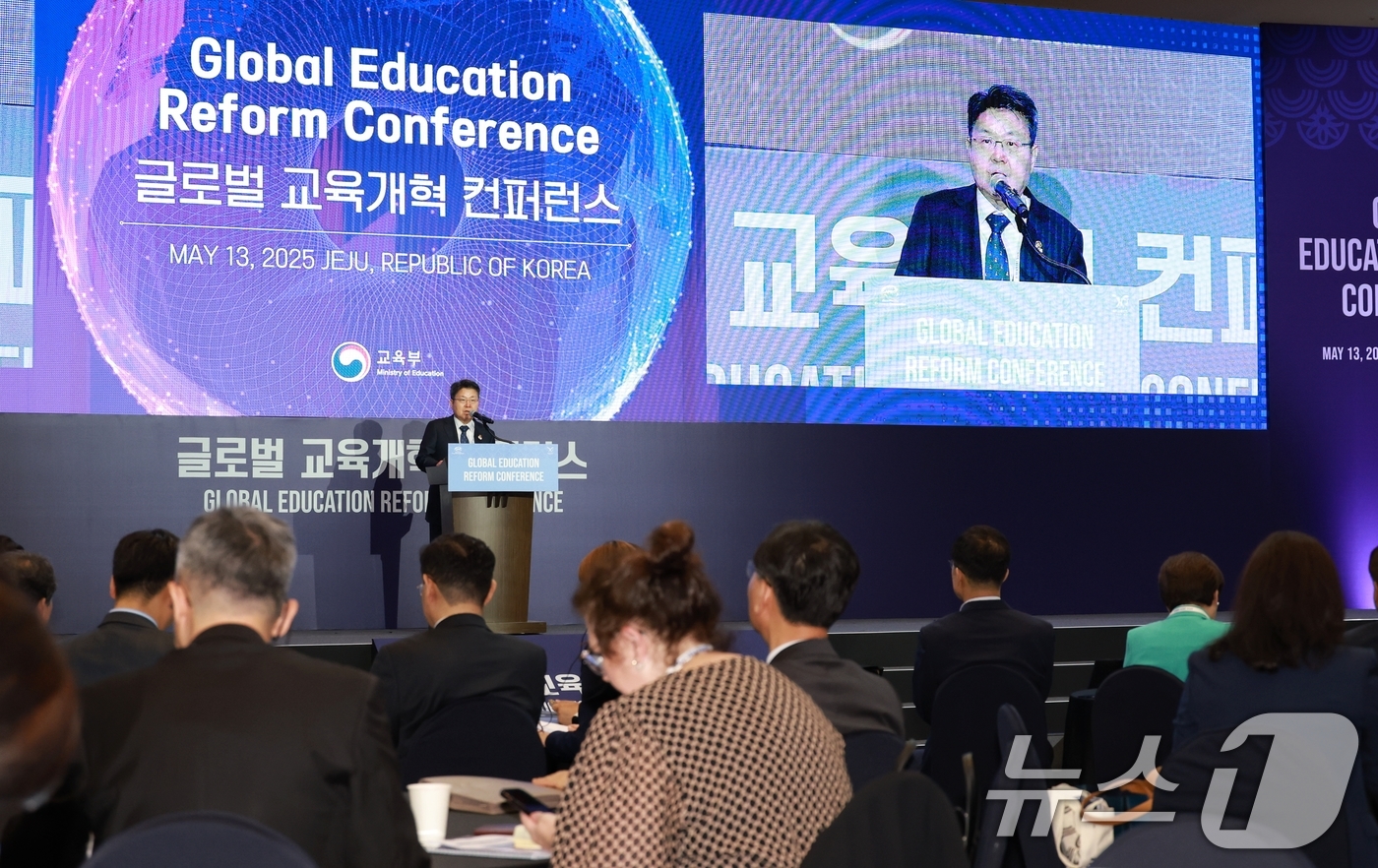 (서울=뉴스1) = 오석환 교육부 차관이 13일 제주 서귀포시 제주국제컨벤션센터에서 아시아태평양경제협력체(APEC) 2025 교육장관회의 공식 부대 행사로 열린 '글로벌 교육개혁 …