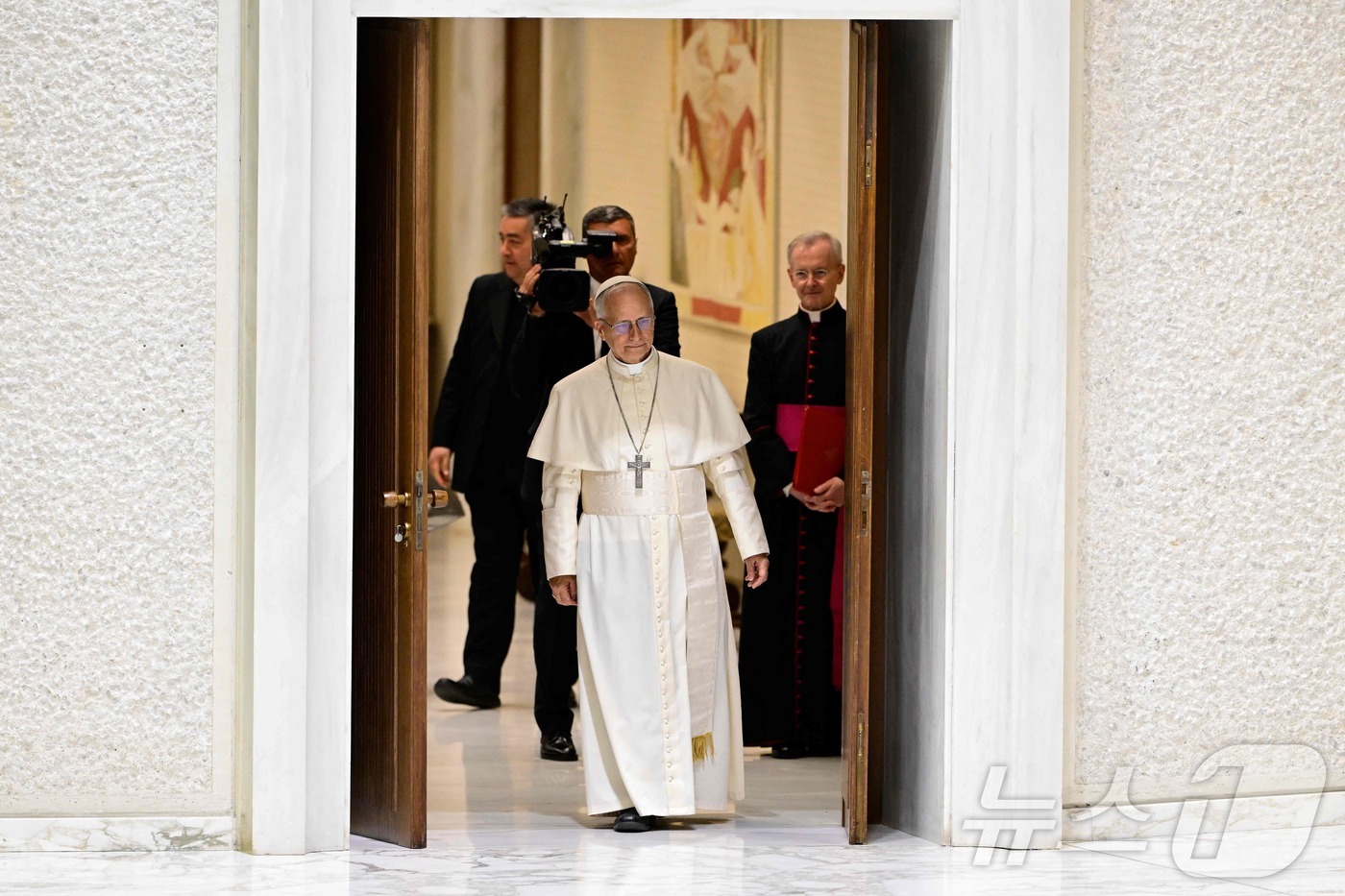 (바티칸 AFP=뉴스1) 우동명 기자 = 레오 14세 교황이 12일(현지시간) 바티칸에서 가진 첫 기자회견에 도착을 하고 있다. 2025.05.13ⓒ AFP=뉴스1