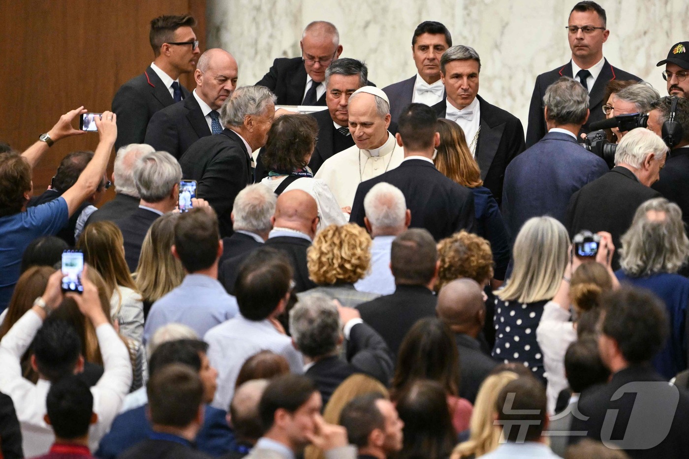 (바티칸 AFP=뉴스1) 우동명 기자 = 레오 14세 교황이 12일(현지시간) 바티칸에서 가진 첫 기자회견서 취재진을 만나고 있다. 2025.05.13ⓒ AFP=뉴스1