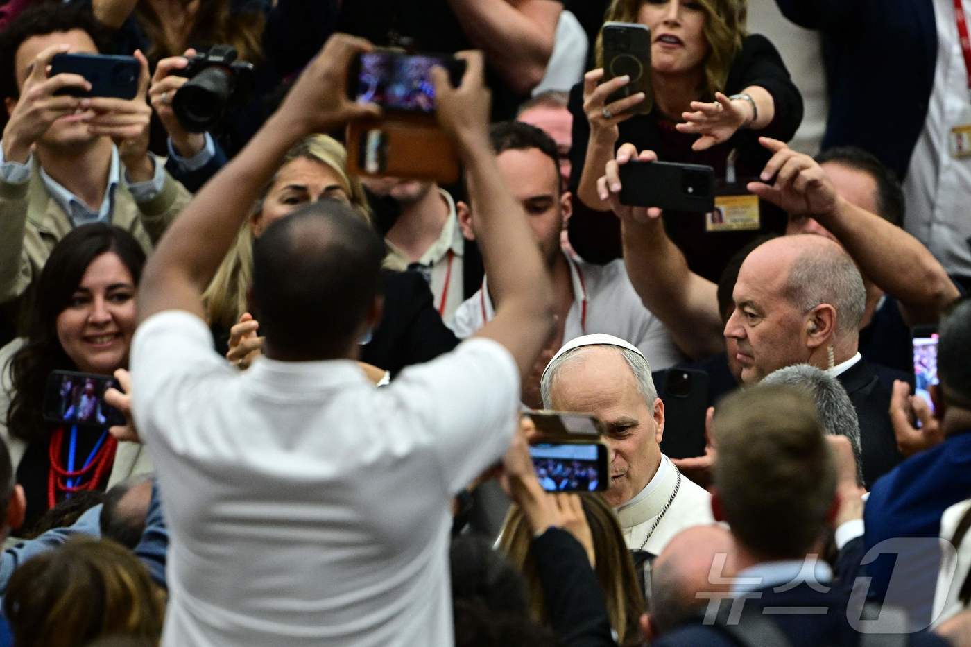 (바티칸 AFP=뉴스1) 우동명 기자 = 레오 14세 교황이 12일(현지시간) 바티칸에서 가진 첫 기자회견서 취재진의 카메라 세례를 받고 있다. 2025.05.13ⓒ AFP=뉴스1 …