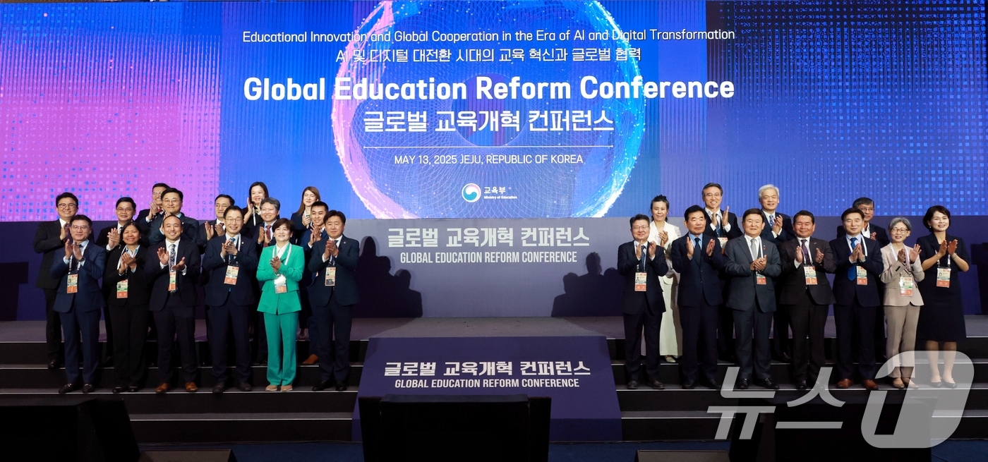(서울=뉴스1) = 13일 제주 서귀포시 제주국제컨벤션센터에서 아시아태평양경제협력체(APEC) 2025 교육장관회의 공식 부대 행사로 열린 '글로벌 교육개혁 컨퍼런스'에서 참석자들 …