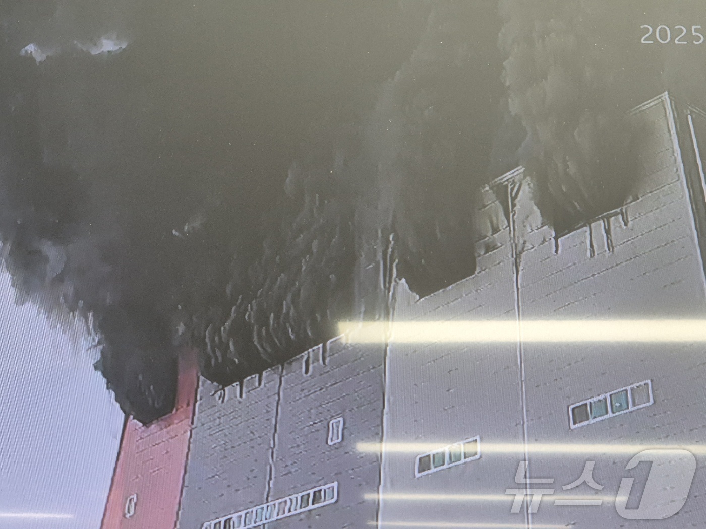 (이천=뉴스1) 김기현 기자 = 13일 오전 10시 29분 경기 이천시 부발읍 수정리 한 3층짜리 대형 물류창고에서 화재가 발생했다. 신고를 받고 출동한 소방 당국은 연소 확대를 …