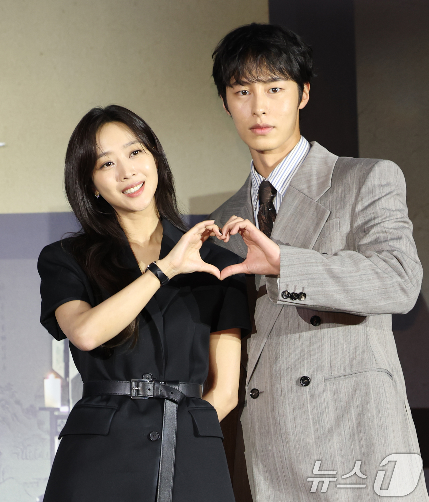 (서울=뉴스1) 권현진 기자 = 배우 조보아와 이재욱(오른쪽)이 13일 서울 구로구 라마다서울 신도림 호텔에서 열린 넷플릭스 시리즈 '탄금' (극본 김진아/연출 김홍선) 제작발표회 …