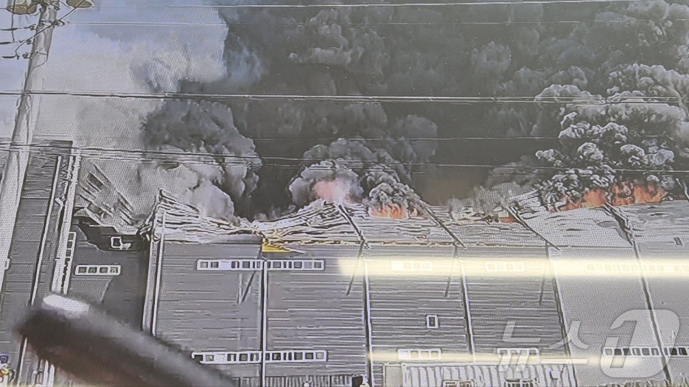 (이천=뉴스1) 김기현 기자 = 13일 오전 10시 29분 경기 이천시 부발읍 수정리 한 3층짜리 대형 물류창고에서 화재가 발생했다. 신고를 받고 출동한 소방 당국은 연소 확대를 …