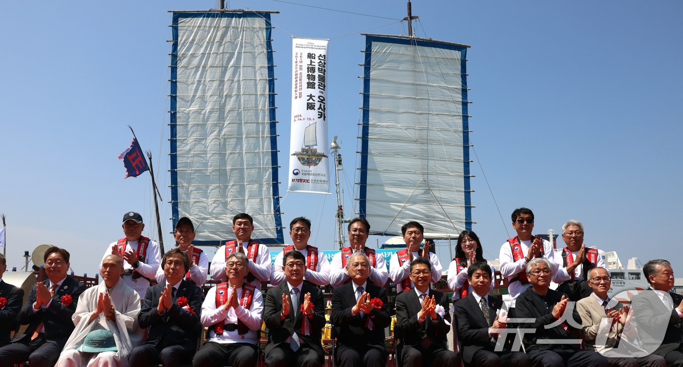 (서울=뉴스1) = 유인촌 문화체육관광부 장관이 13일 일본 오사카항에서 열린 조선통신사선 오사카 입항식에 참석해 기념촬영을 하고 있다. (문화체육관광부 제공. 재판매 및 DB 금 …