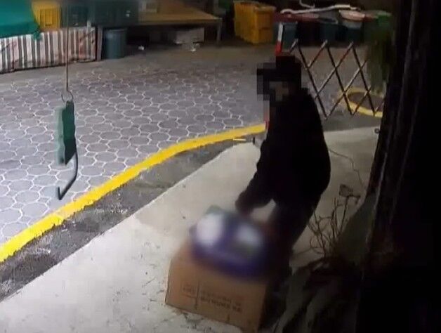식당 앞 택배 훔친 여성…CCTV 보더니 마스크 쓰고 한 번 더[영상]