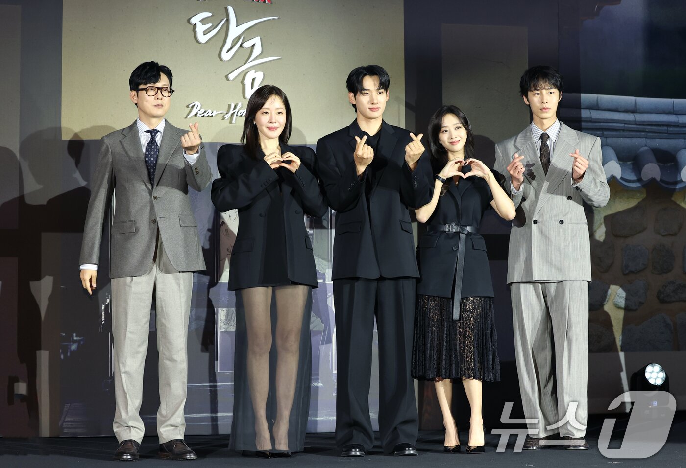 본문 이미지 - 배우 박병은&#40;왼쪽부터&#41;과 엄지원, 정가람, 조보아, 이재욱이 13일 서울 구로구 라마다서울 신도림 호텔에서 열린 넷플릭스 시리즈 &#39;탄금&#39; &#40;극본 김진아/연출 김홍선&#41; 제작발표회에 참석해 포즈를 취하고 있다. ⓒ News1 권현진 기자