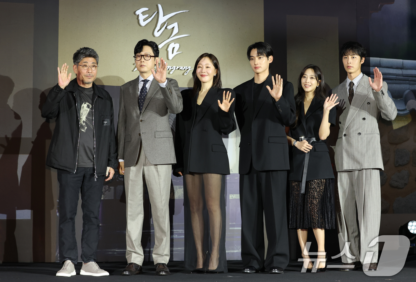 (서울=뉴스1) 권현진 기자 = 김홍선 감독(왼쪽부터)과 배우 박병은, 엄지원, 정가람, 조보아, 이재욱이 13일 서울 구로구 라마다서울 신도림 호텔에서 열린 넷플릭스 시리즈 '탄 …