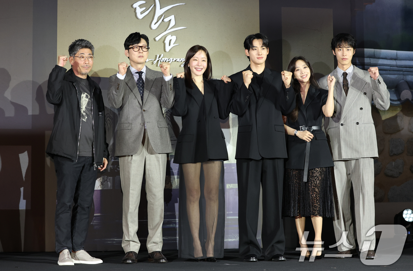 (서울=뉴스1) 권현진 기자 = 김홍선 감독(왼쪽부터)과 배우 박병은, 엄지원, 정가람, 조보아, 이재욱이 13일 서울 구로구 라마다서울 신도림 호텔에서 열린 넷플릭스 시리즈 '탄 …