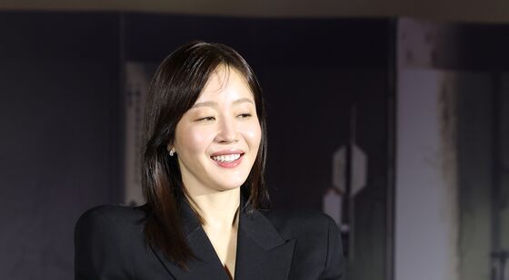 엄지원, 시선 집중 망사의상