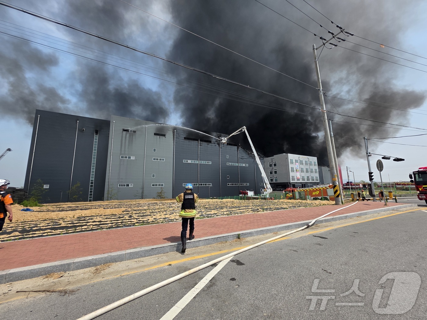(이천=뉴스1) 김기현 기자 = 13일 오전 10시 29분 경기 이천시 부발읍 수정리 한 3층짜리 대형 물류센터에서 화재가 발생했다. 신고를 받고 출동한 소방 당국은 연소 확대를 …