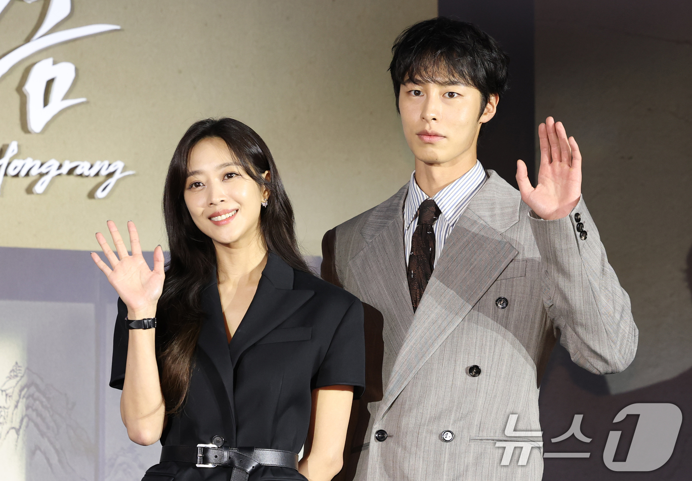 (서울=뉴스1) 권현진 기자 = 배우 조보아와 이재욱(오른쪽)이 13일 서울 구로구 라마다서울 신도림 호텔에서 열린 넷플릭스 시리즈 '탄금' (극본 김진아/연출 김홍선) 제작발표회 …