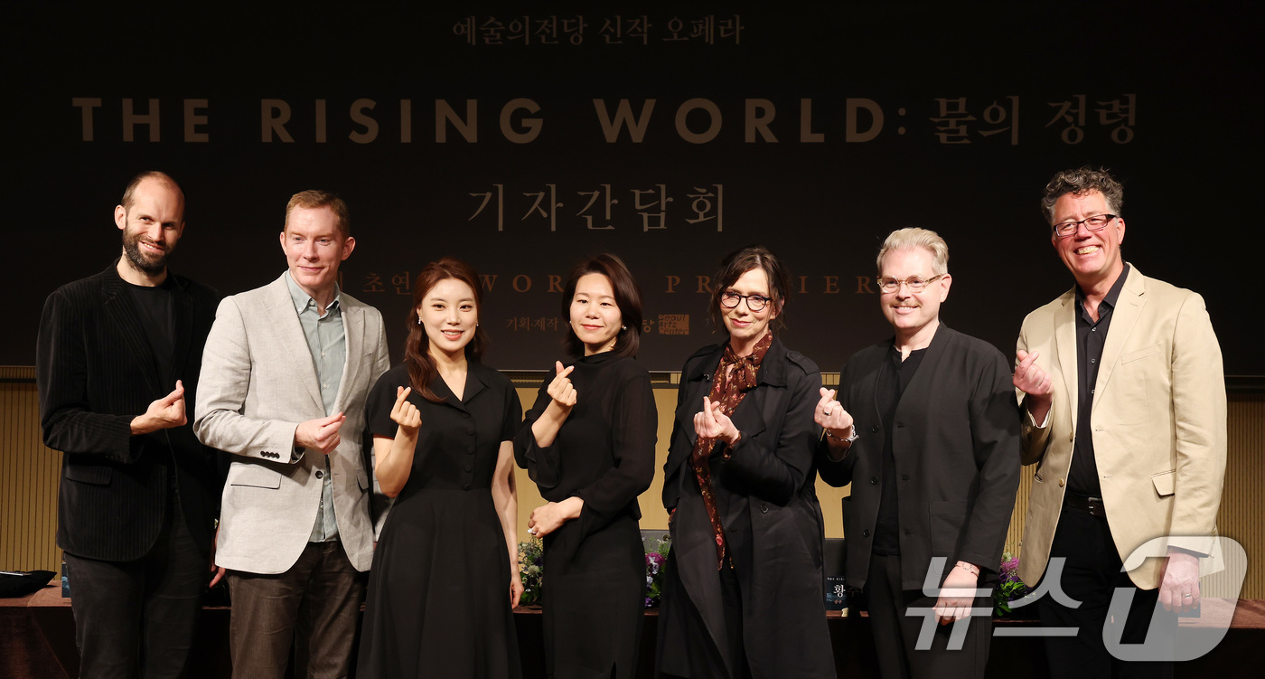 (서울=뉴스1) 이동해 기자 = 13일 서울 서초구 예술의전당 음악당 인춘아트홀에서 열린 오페라 '물의 정령' 기자간담회에서 참석자들이 기념촬영을 하고 있다. 2025.5.13/뉴 …