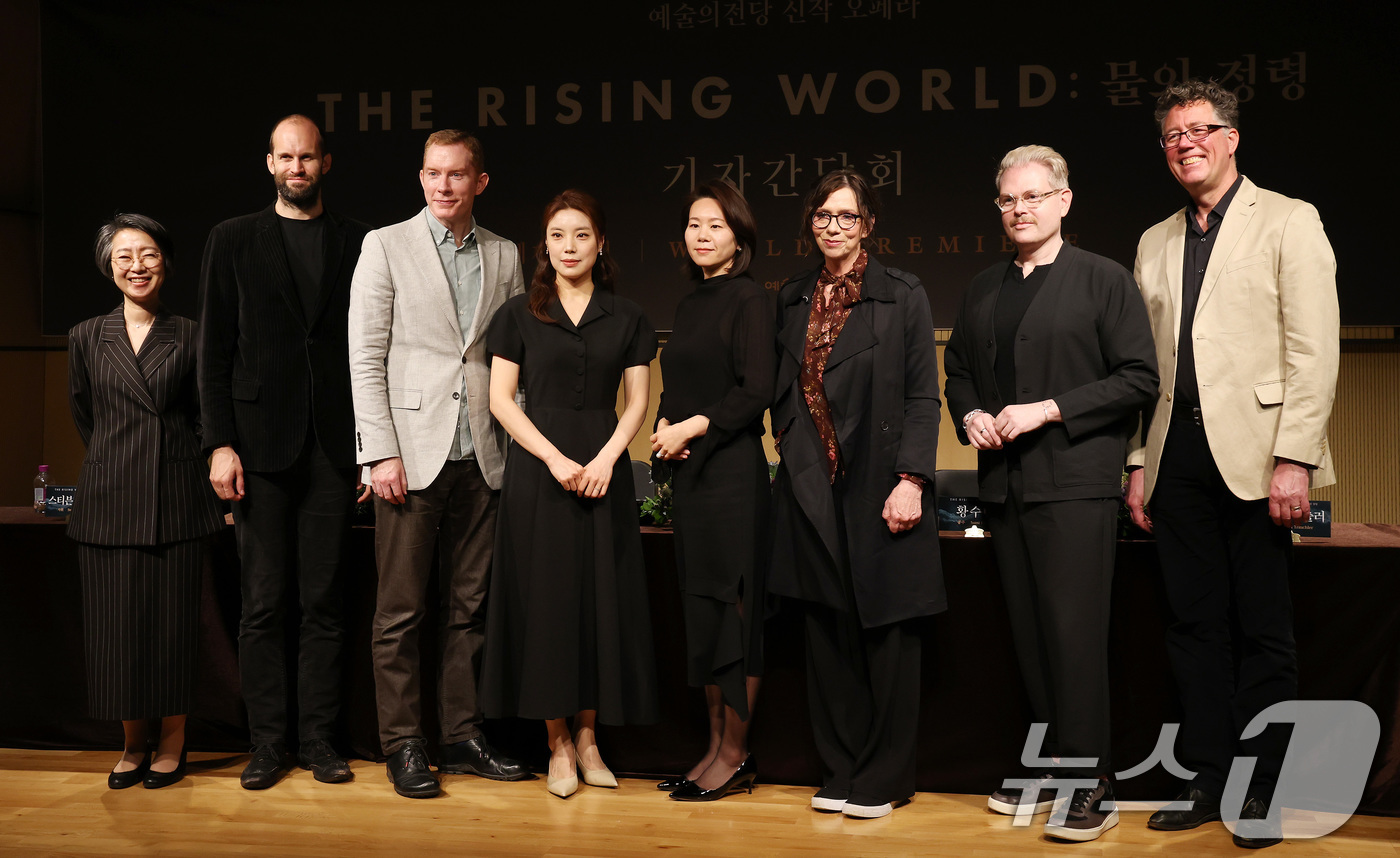 (서울=뉴스1) 이동해 기자 = 13일 서울 서초구 예술의전당 음악당 인춘아트홀에서 열린 오페라 '물의 정령' 기자간담회에서 참석자들이 기념촬영을 하고 있다. 2025.5.13/뉴 …