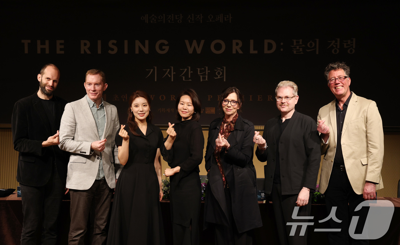 (서울=뉴스1) 이동해 기자 = 13일 서울 서초구 예술의전당 음악당 인춘아트홀에서 열린 오페라 '물의 정령' 기자간담회에서 참석자들이 기념촬영을 하고 있다. 2025.5.13/뉴 …