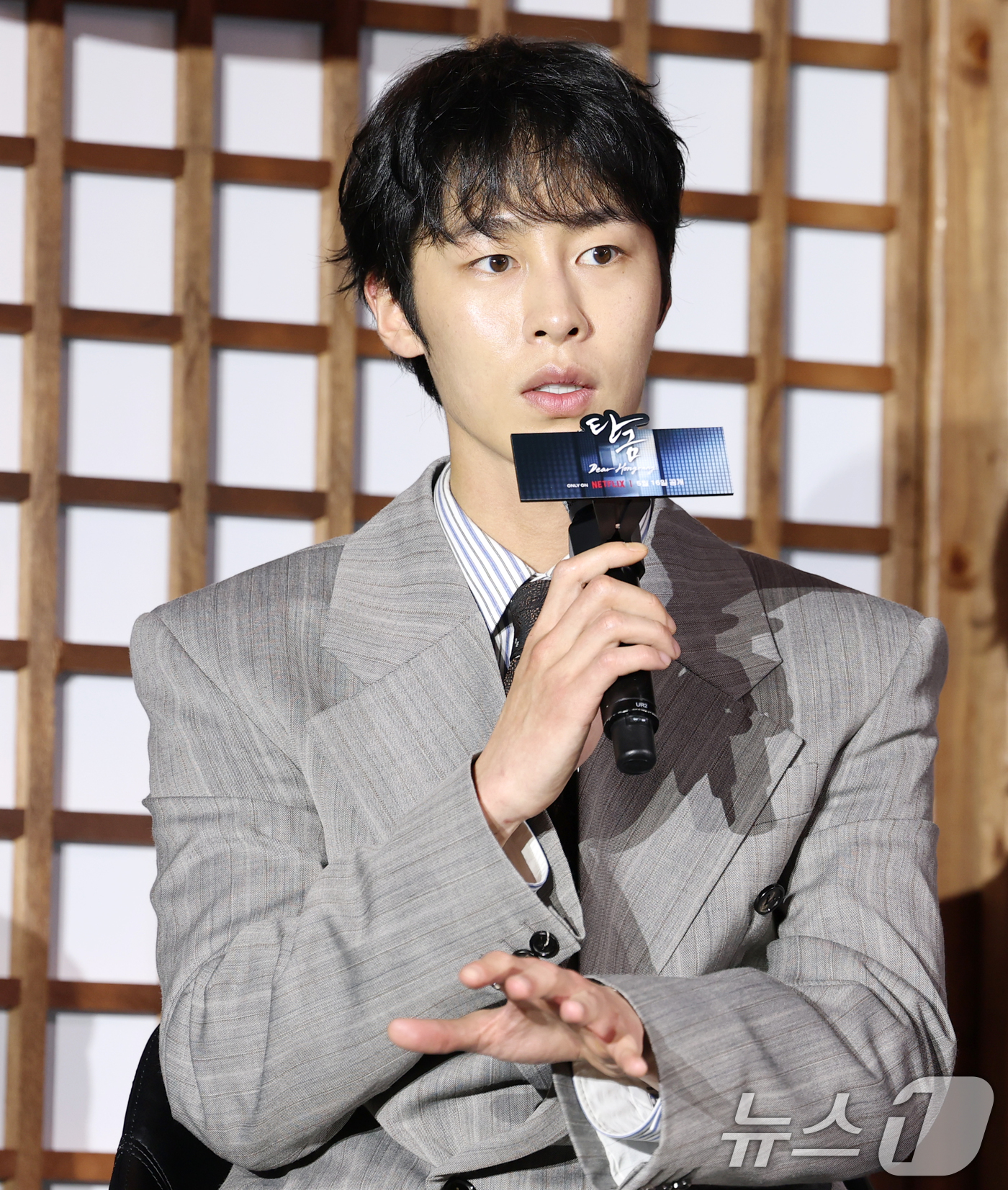 (서울=뉴스1) 권현진 기자 = 배우 이재욱이 13일 서울 구로구 라마다서울 신도림 호텔에서 열린 넷플릭스 시리즈 '탄금' (극본 김진아/연출 김홍선) 제작발표회에 참석해 인사말을 …