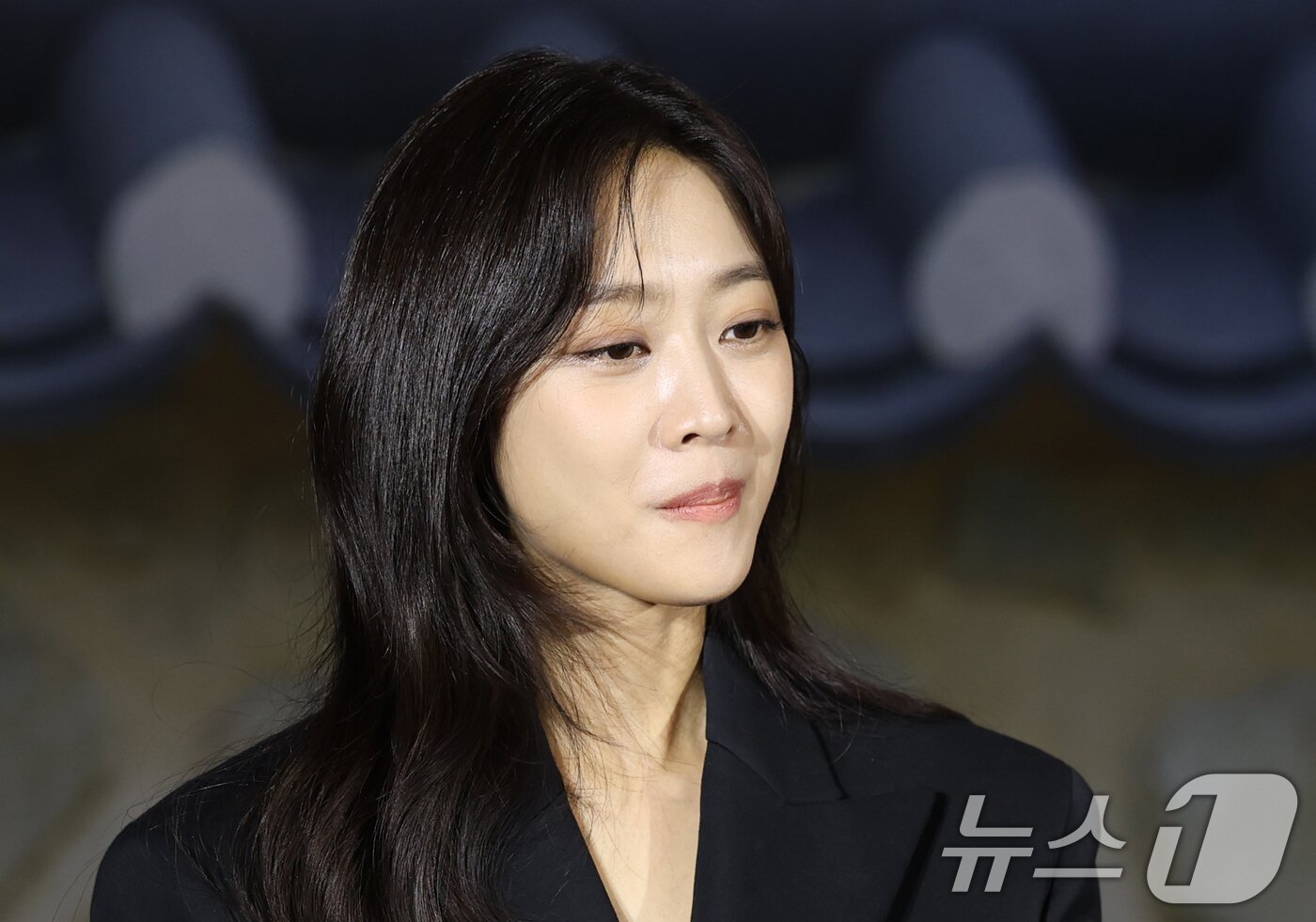 본문 이미지 - 배우 조보아가 13일 서울 구로구 라마다서울 신도림 호텔에서 열린 넷플릭스 시리즈 &#39;탄금&#39; &#40;극본 김진아/연출 김홍선&#41; 제작발표회에 참석해 결혼 후 첫 복귀작이 주연 배우 김수현 리스크로 변경된 것에 대한 취재진의 질문을 듣고 있다. ⓒ News1 권현진 기자