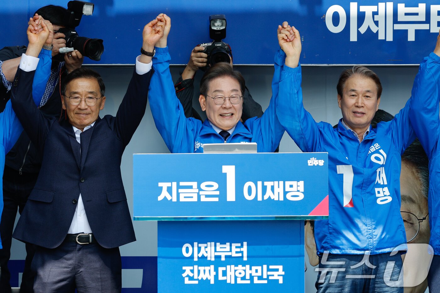 본문 이미지 - 이재명 더불어민주당 대통령 후보가 선거운동 이틀째를 맞은 13일 오전 집중 유세를 위해 경북 구미역 광장을 찾아 권오을 국민대통합위원장, 장세용 전 구미시장 등과 지지를 호소하고 있다. 2025.5.13/뉴스1 ⓒ News1 안은나 기자