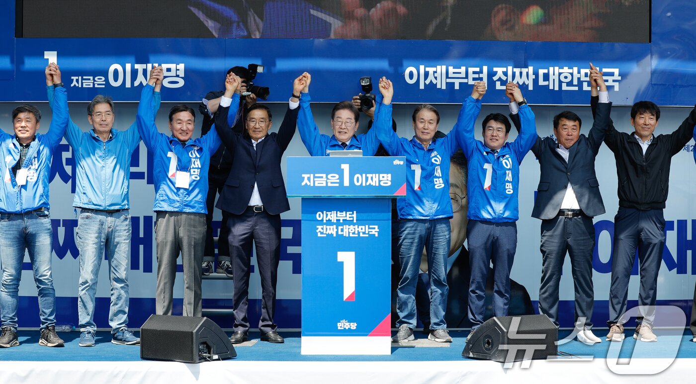 본문 이미지 - 이재명 더불어민주당 대통령 후보가 선거운동 이틀째를 맞은 13일 오전 집중 유세를 위해 경북 구미역 광장을 찾아 권오을 국민대통합위원장, 장세용 전 구미시장 등과 지지를 호소하고 있다. 2025.5.13/뉴스1 ⓒ News1 안은나 기자