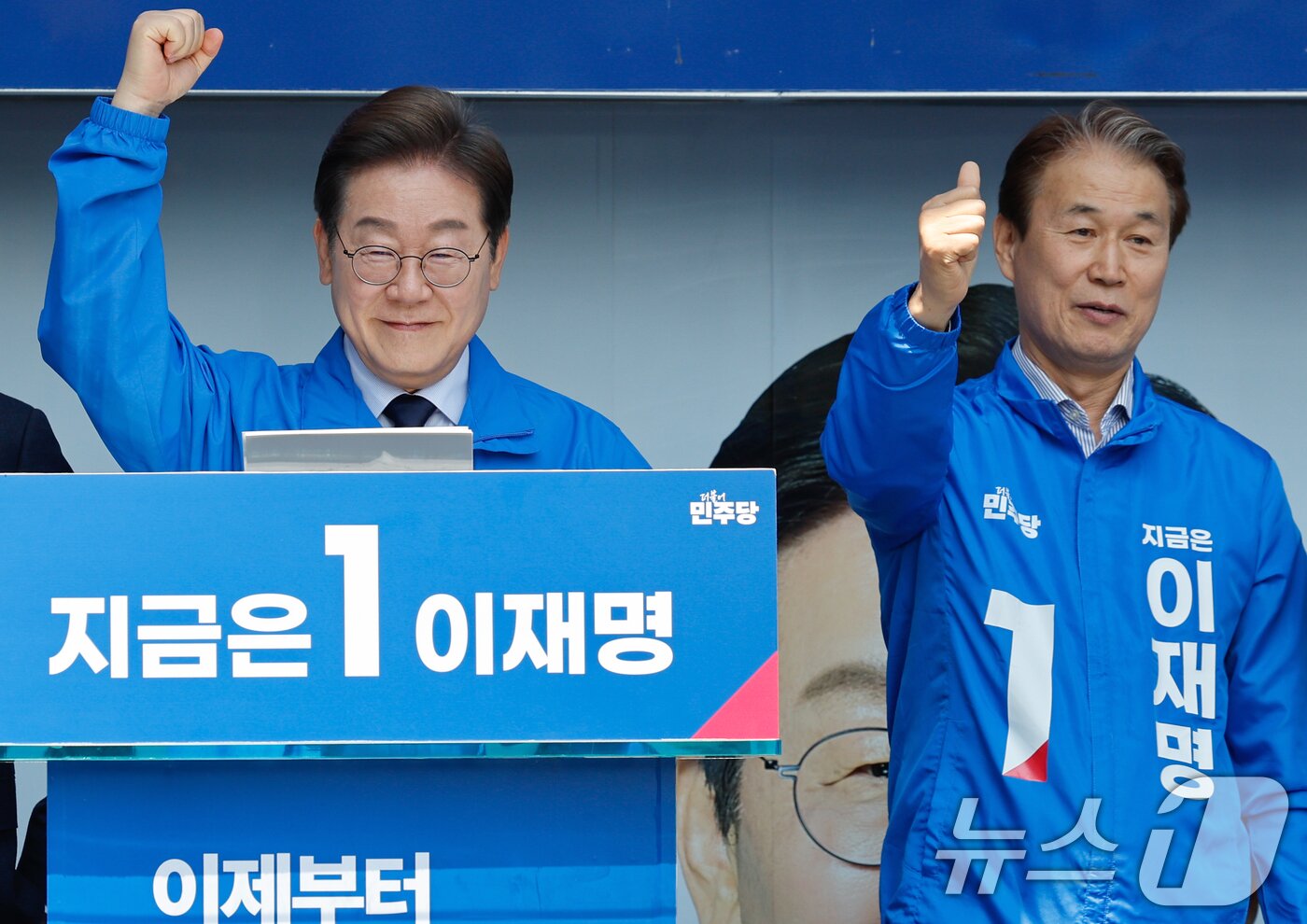본문 이미지 - 이재명 더불어민주당 대통령 후보가 선거운동 이틀째를 맞은 13일 오전 집중 유세를 위해 경북 구미역 광장을 찾아 권오을 국민대통합위원장과 지지를 호소하고 있다. 2025.5.13/뉴스1 ⓒ News1 안은나 기자