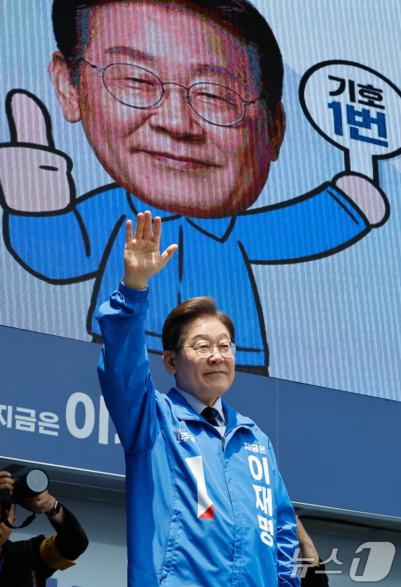 본문 이미지 - 이재명 더불어민주당 대통령 후보가 선거운동 이틀째를 맞은 13일 오전 집중 유세를 위해 경북 구미역 광장을 찾아 연설을 마친 후 인사하고 있다. 2025.5.13/뉴스1 ⓒ News1 안은나 기자