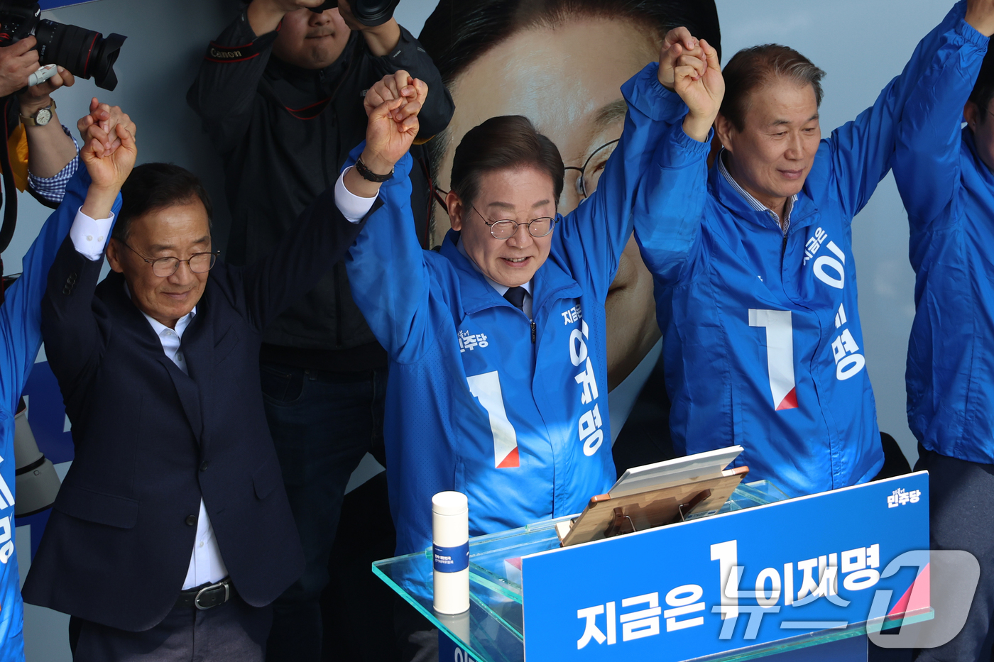 (구미=뉴스1) 안은나 기자 = 이재명 더불어민주당 대통령 후보가 대표적 험지인 대구·경북(TK) 지역 유세에 돌입한 13일 오전 경북 구미역 광장에서 권오을 국민대통합위원장 등과 …