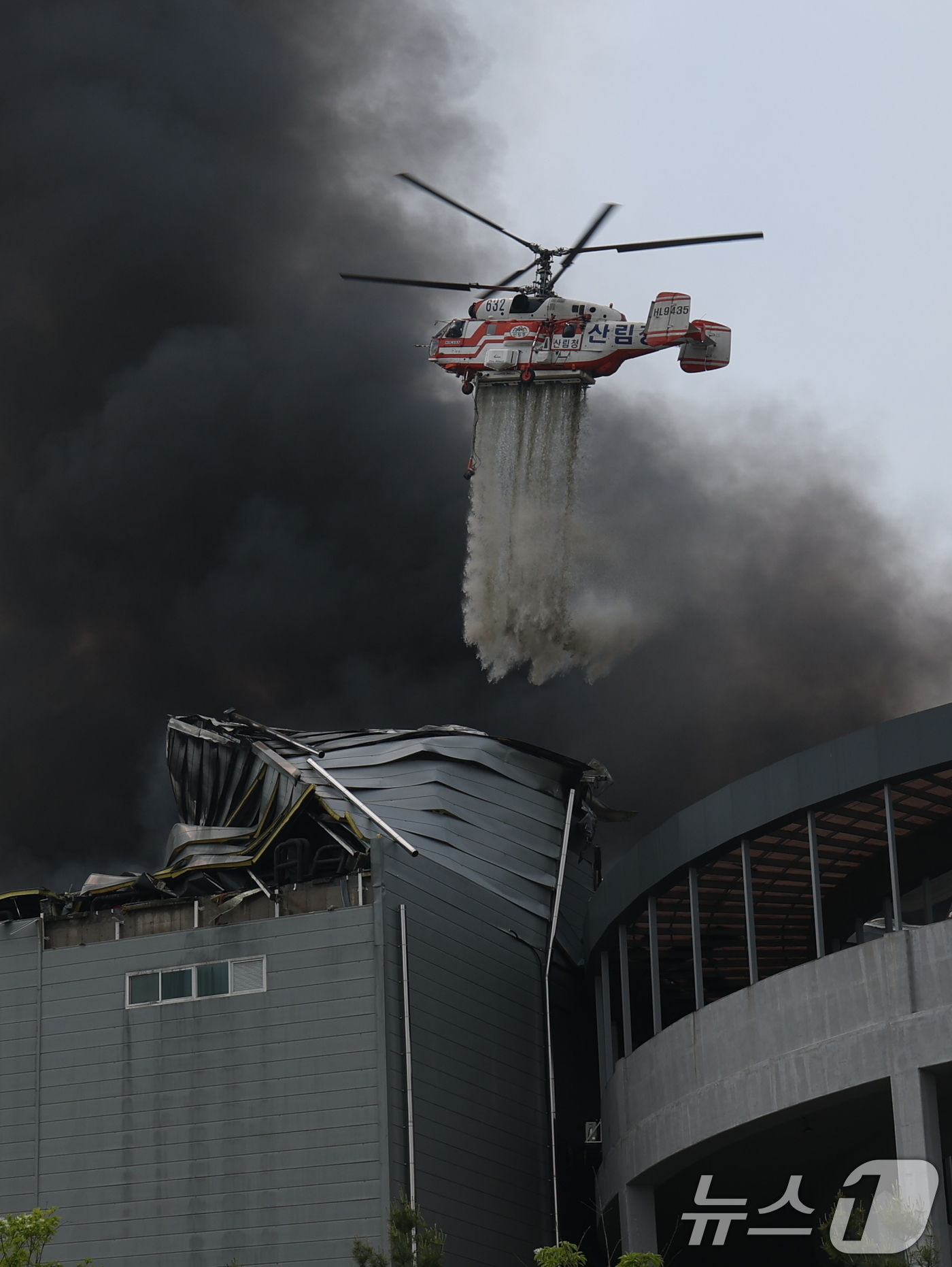 (이천=뉴스1) 김영운 기자 = 13일 경기도 이천시 부발읍 소재 대형 물류창고에서 화재가 발생해 소방헬기가 진화작업을 벌이고 있다.소방당국은 대응 2단계를 발령해 진화 중이며 인 …