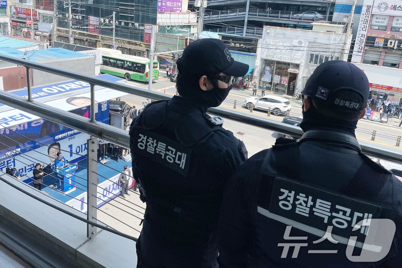 본문 이미지 - 이재명 더불어민주당 대통령 후보가 경북 구미역 광장에서 집중 유세를 하는 가운데 13일 경찰특공대원들이 경호·경비 활동을 하고 있다. &#40;공동취재&#41; 2025.5.13/뉴스1 ⓒ News1 안은나 기자