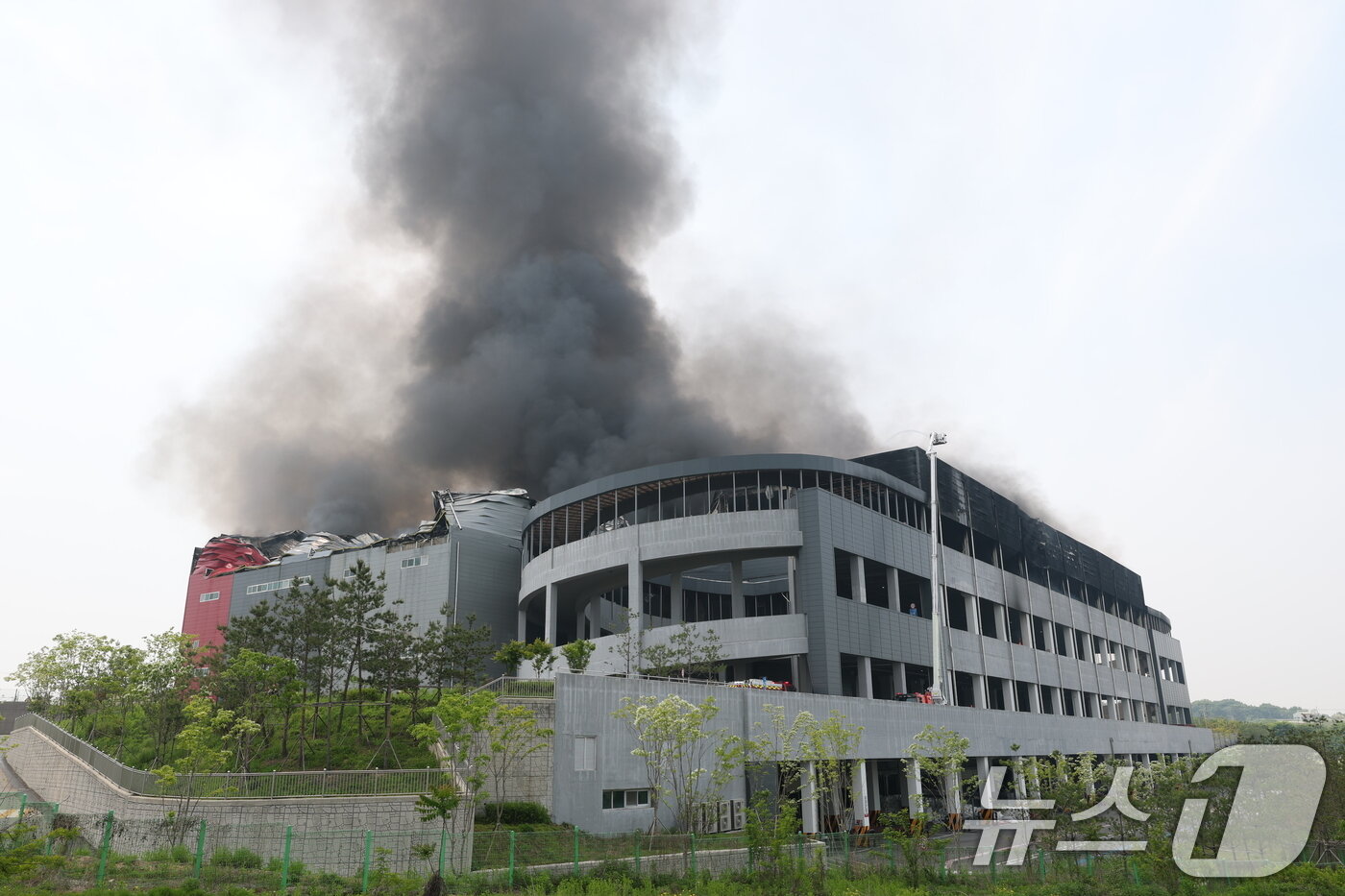 본문 이미지 - 13일 경기도 이천시 부발읍 소재 대형 물류창고에서 화재가 발생해 검은 연기가 치솟고 있다.  /뉴스1 ⓒ News1 김영운 기자