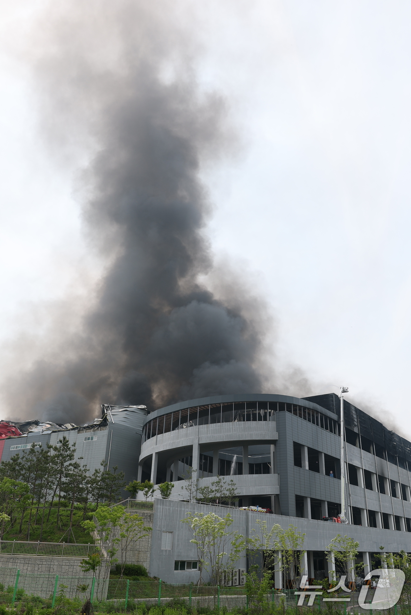 (이천=뉴스1) 김영운 기자 = 13일 경기도 이천시 부발읍 소재 대형 물류창고에서 화재가 발생해 검은 연기가 치솟고 있다.소방당국은 대응 2단계를 발령해 진화 중이며 인명 피해는 …