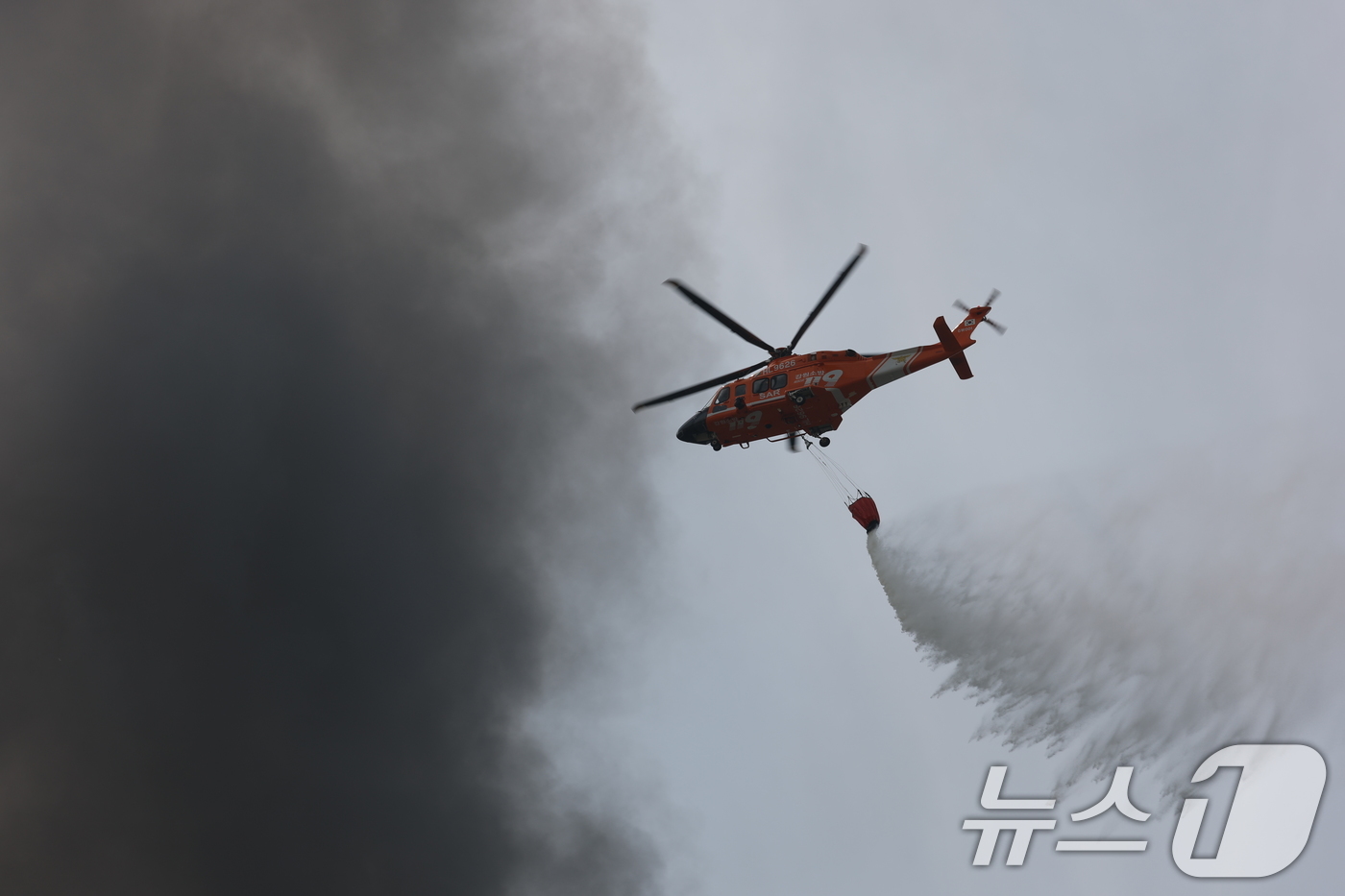 (이천=뉴스1) 김영운 기자 = 13일 경기도 이천시 부발읍 소재 대형 물류창고에서 화재가 발생해 소방헬기가 진화작업을 벌이고 있다.소방당국은 대응 2단계를 발령해 진화 중이며 인 …