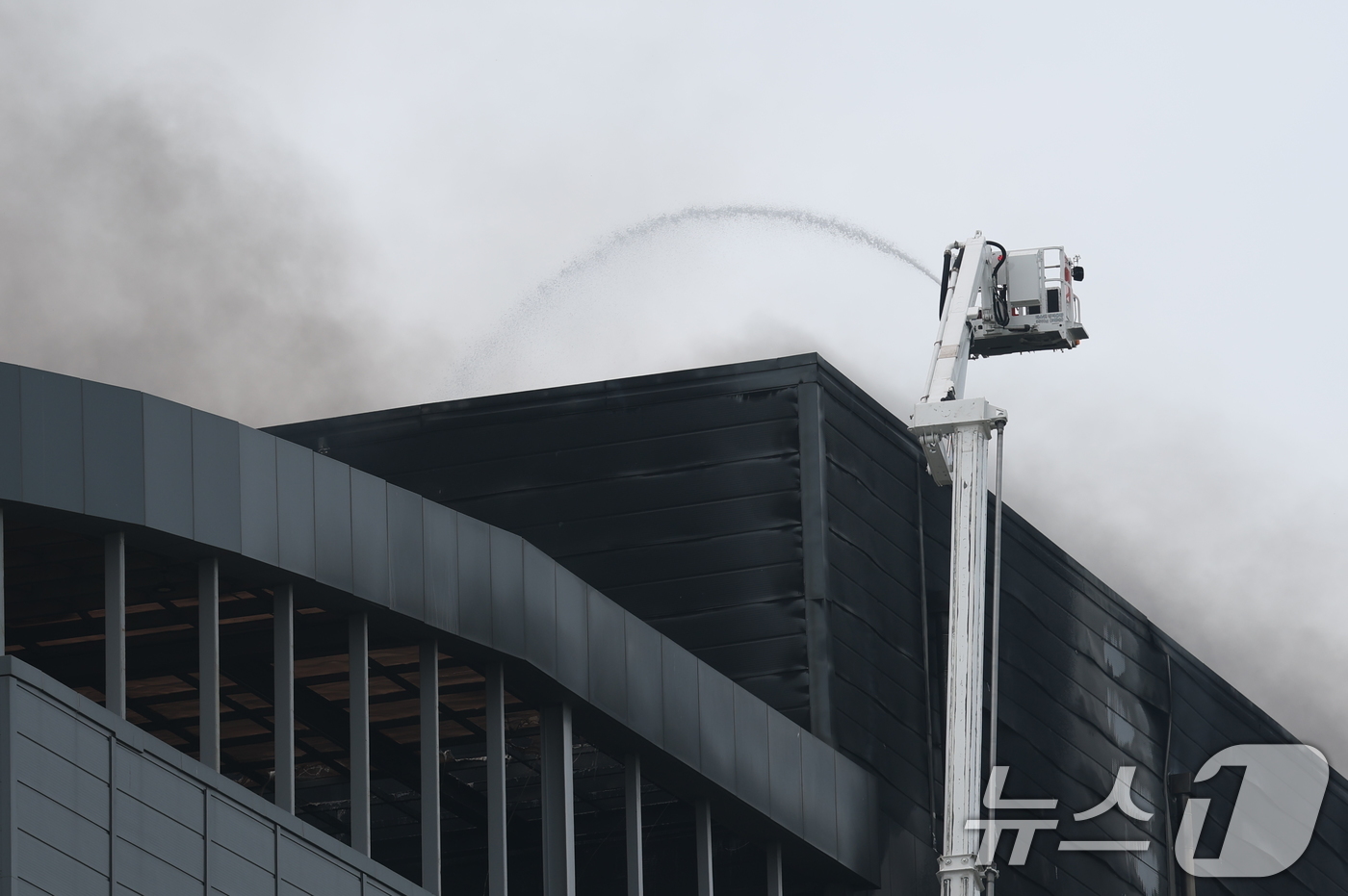 (이천=뉴스1) 김영운 기자 = 13일 경기도 이천시 부발읍 소재 대형 물류창고에서 화재가 발생해 소방당국이 진화작업을 벌이고 있다.소방당국은 대응 2단계를 발령해 진화 중이며 인 …