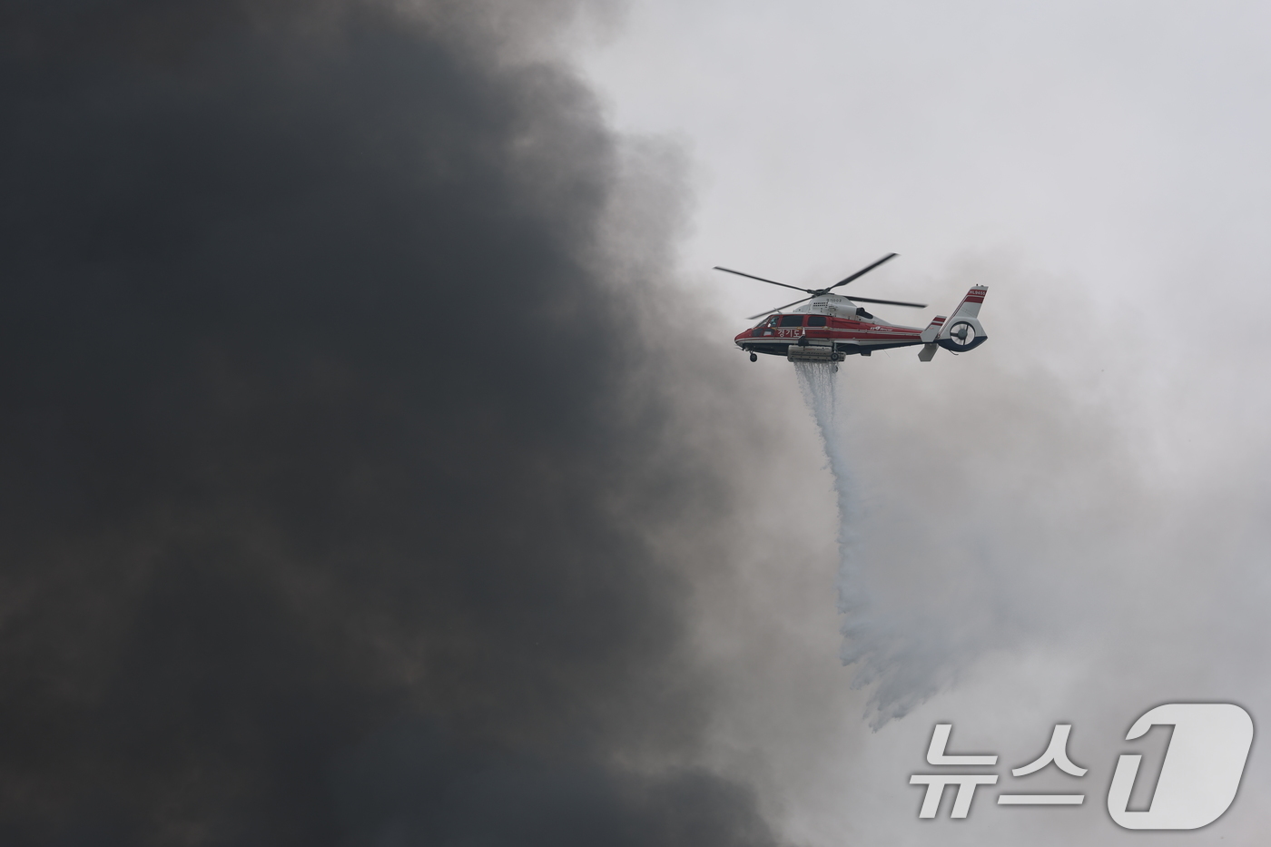 (이천=뉴스1) 김영운 기자 = 13일 경기도 이천시 부발읍 소재 대형 물류창고에서 화재가 발생해 소방헬기가 진화작업에 나서고 있다.소방당국은 대응 2단계를 발령해 진화 중이며 인 …