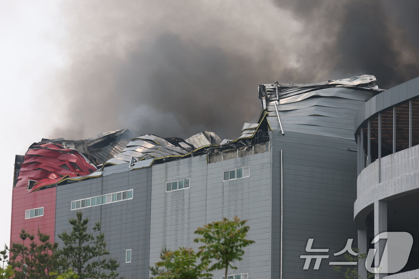 본문 이미지 - 13일 경기도 이천시 부발읍 소재 대형 물류창고에서 화재가 발생해 검은 연기가 치솟고 있다.  2025.5.13/뉴스1 ⓒ News1 김영운 기자