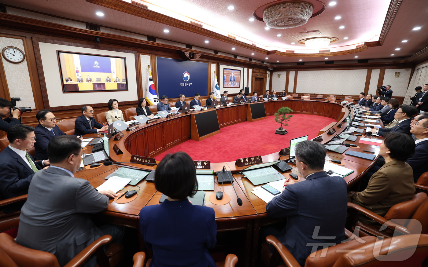 (서울=뉴스1) 임세영 기자 = 이주호 대통령 권한대행 부총리 겸 교육부장관이 13일 서울 종로구 정부서울청사에서 열린 제21회 국무회의에서 발언하고 있다. (교육부 제공, 재판매 …