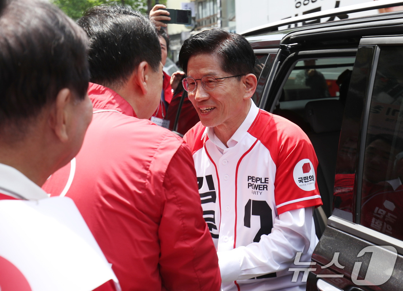 (울산=뉴스1) 조민주 기자 = 김문수 국민의힘 대통령 후보가 제21대 대통령 선거 공식 선거운동 둘째 날인 13일 울산 중구 성남동 젊음의거리 일원에서 박성민 의원(울산 중구)과 …