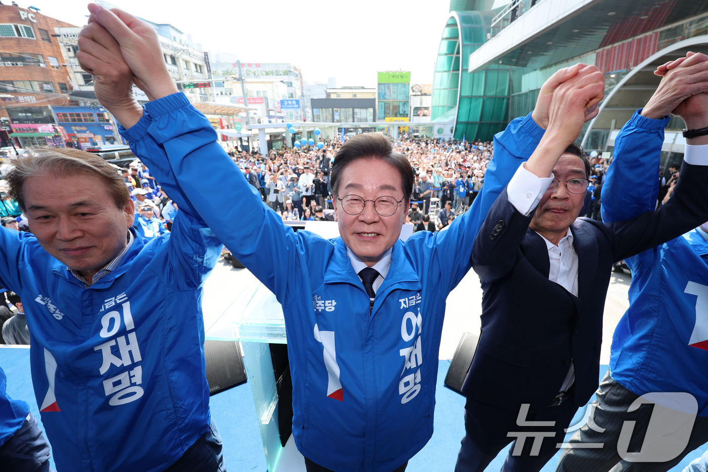 (구미=뉴스1) 안은나 기자 = 이재명 더불어민주당 대통령 후보가 대표적 험지인 대구·경북(TK) 지역 유세에 돌입한 13일 오전 경북 구미역 광장에서 권오을 국민대통합위원장 등과 …