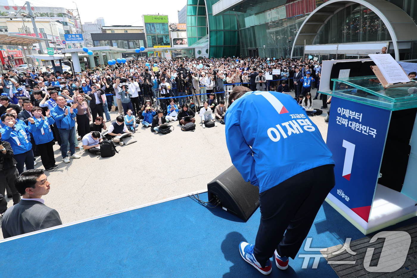 (구미=뉴스1) 안은나 기자 = 이재명 더불어민주당 대통령 후보가 대표적 험지인 대구·경북(TK) 지역 유세에 돌입한 13일 오전 경북 구미역 광장에 도착해 인사하고 있다. (공동 …