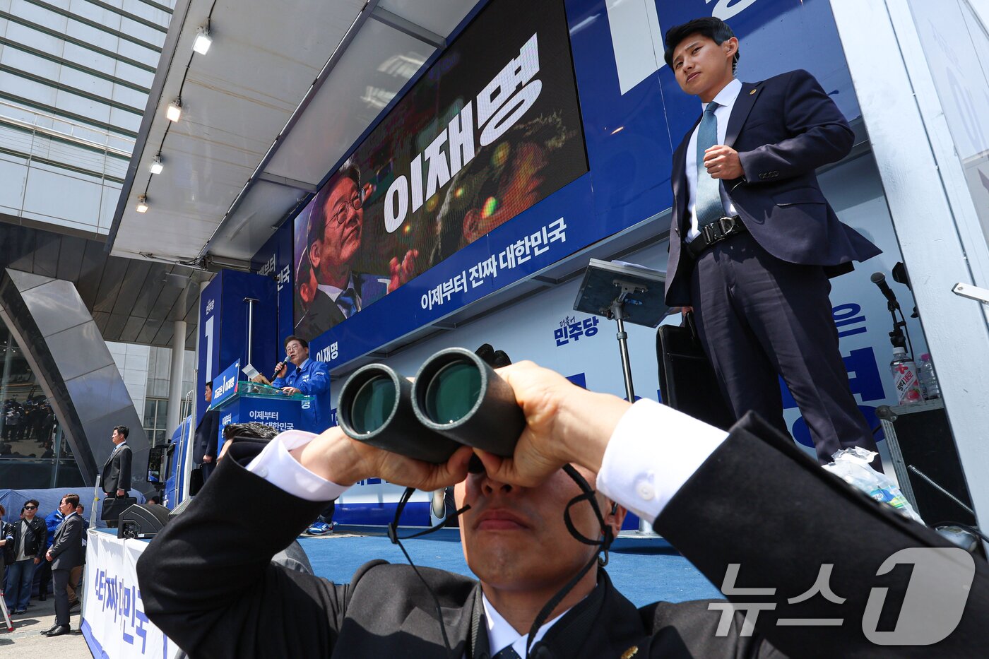 본문 이미지 - 이재명 더불어민주당 대통령 후보가 대표적 험지인 대구·경북(TK) 지역 유세에 돌입한 13일 오전 경북 구미역 광장에서 연설하는 가운데 경호원들이 경계 근무를 하고 있다. (공동취재) 2025.5.13/뉴스1 ⓒ News1 안은나 기자