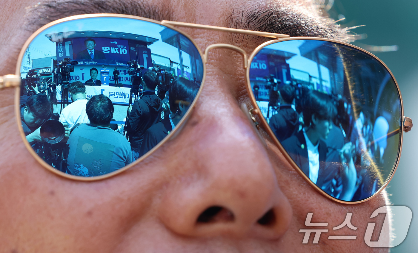 (구미=뉴스1) 안은나 기자 = 이재명 더불어민주당 대통령 후보가 대표적 험지인 대구·경북(TK) 지역 유세에 돌입한 13일 오전 경북 구미역 광장에서 지지를 호소하는 가운데 한 …