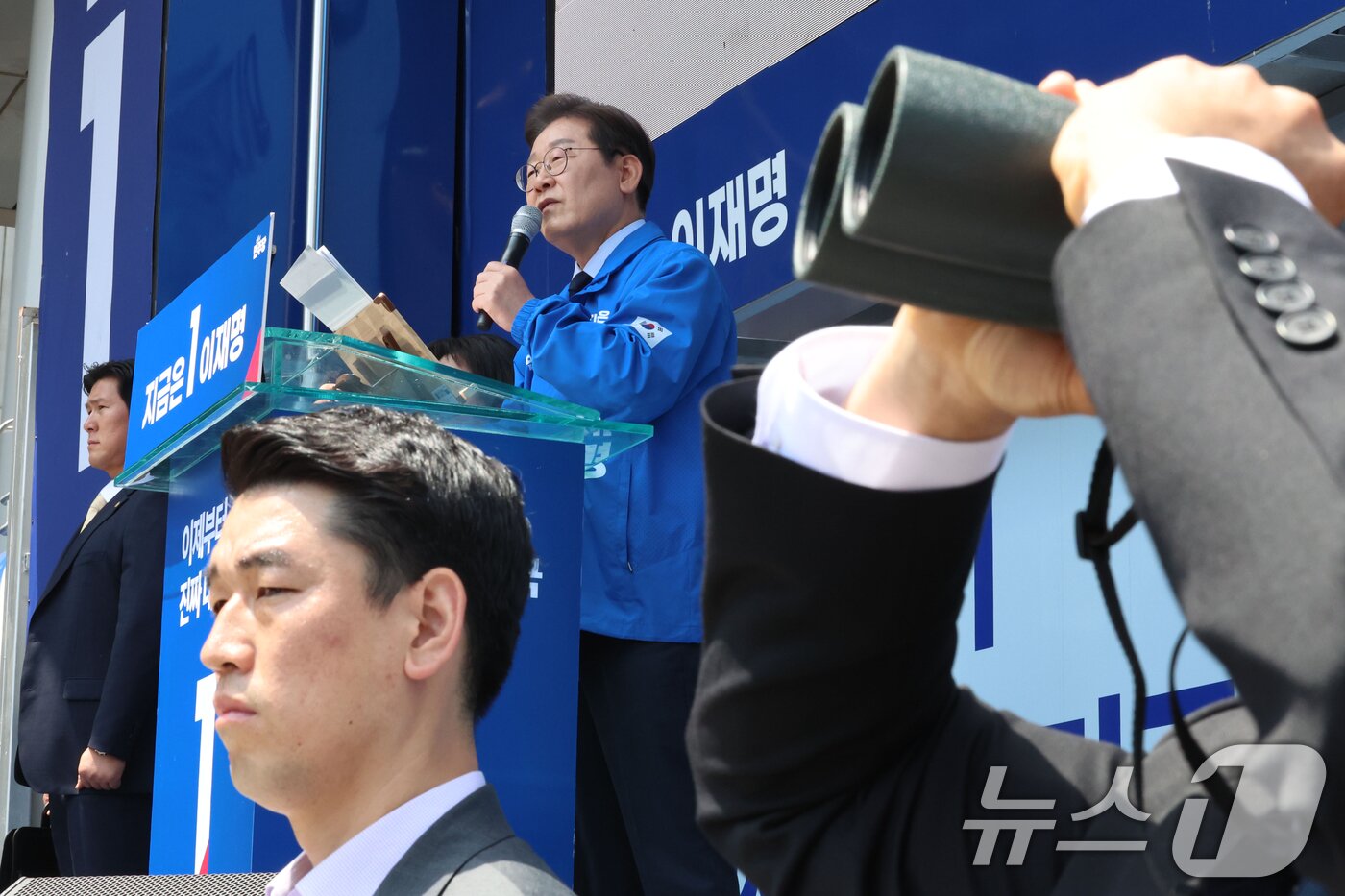 본문 이미지 - 이재명 더불어민주당 대통령 후보가 대표적 험지인 대구·경북&#40;TK&#41; 지역 유세에 돌입한 13일 오전 경북 구미역 광장에서 연설하는 가운데 경호원들이 경계 근무를 하고 있다. &#40;공동취재&#41; 2025.5.13/뉴스1 ⓒ News1 안은나 기자