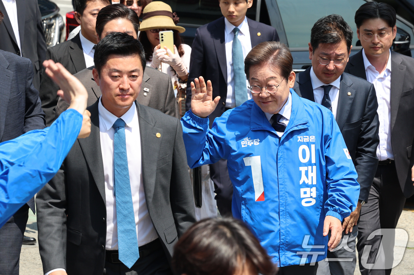 (구미=뉴스1) 안은나 기자 = 이재명 더불어민주당 대통령 후보가 대표적 험지인 대구·경북(TK) 지역 유세에 돌입한 13일 오전 경북 구미역 광장에 도착해 인사하고 있다. (공동 …