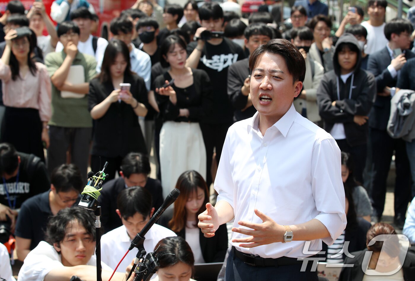 본문 이미지 - 이준석 개혁신당 대통령 후보가 13일 대구 북구 경북대를 찾아 학생들과 점심 식사를 앞두고 복지관 앞에서 발언하고 있다. 2025.5.13/뉴스1 ⓒ News1 공정식 기자