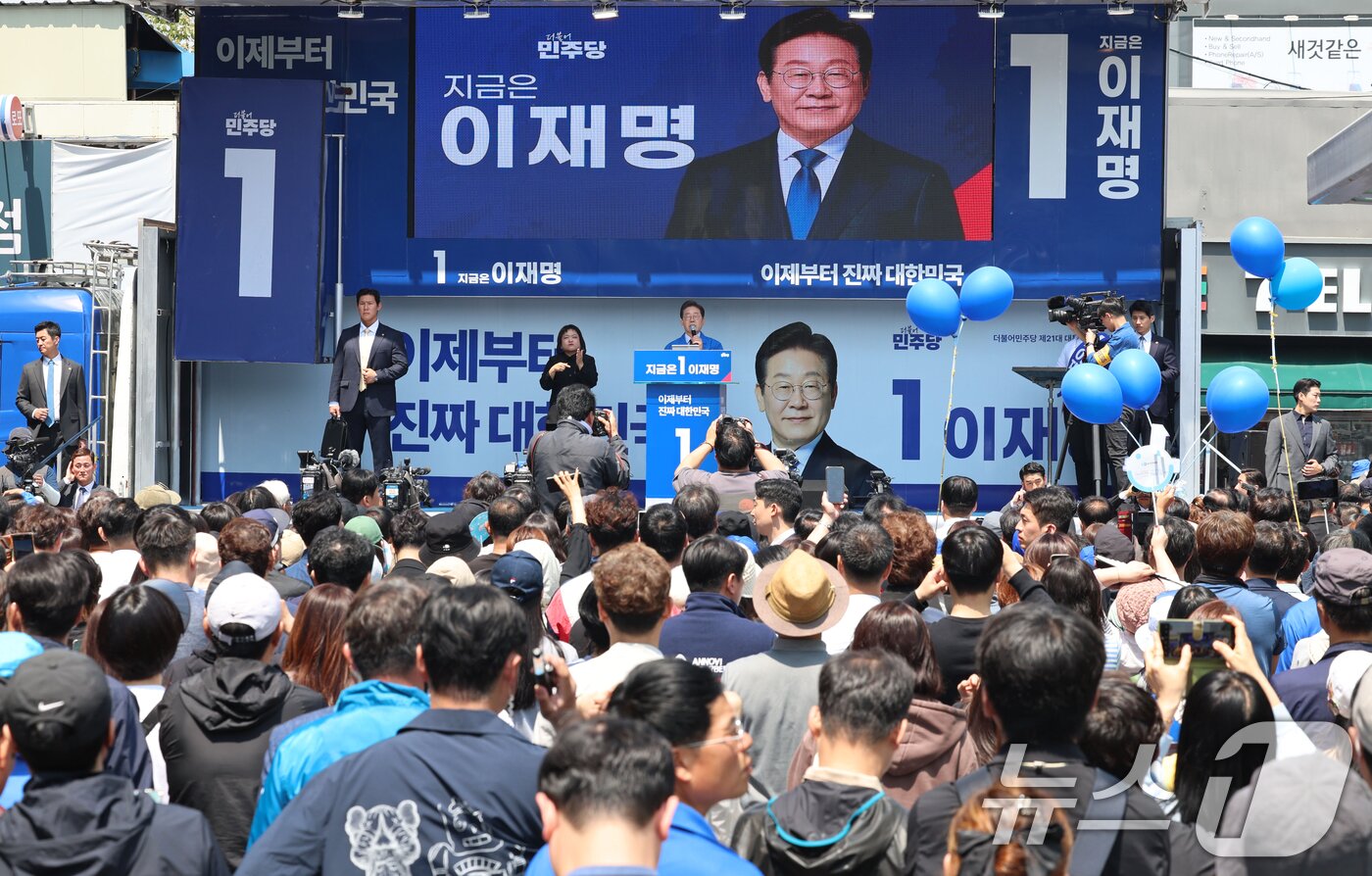 본문 이미지 - 이재명 더불어민주당 대통령 후보가 대표적 험지인 대구·경북&#40;TK&#41; 지역 유세에 돌입한 13일 오전 경북 구미역 광장에서 지지를 호소하고 있다. &#40;공동취재&#41; 2025.5.13/뉴스1 ⓒ News1 안은나 기자